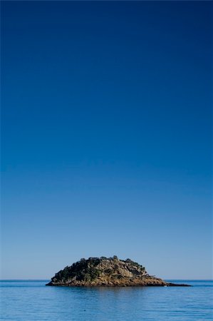 simsearch:614-08119729,k - A small lonely island and a big blue sky Foto de stock - Royalty-Free Super Valor e Assinatura, Número: 400-03912970