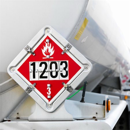 simsearch:700-01633265,k - Flammable warning sign on fuel tanker truck. Foto de stock - Royalty-Free Super Valor e Assinatura, Número: 400-03924063
