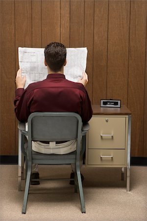 Back view of retro businessman sitting at desk reading paper. Photographie de stock - Aubaine LD & Abonnement, Code: 400-03924438