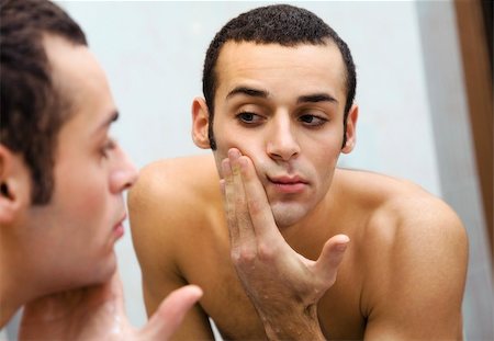 morning routine: a man looking at himself at the mirror Photographie de stock - Aubaine LD & Abonnement, Code: 400-03924636