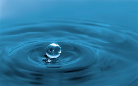 simsearch:400-03957244,k - Water drop bouncing off the water surface Stock Photo - Budget Royalty-Free & Subscription, Code: 400-03924656