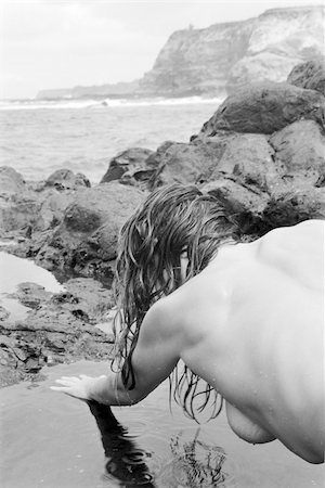 simsearch:400-03925003,k - Back view of sexy nude Caucasian woman in tidal pool in Maui, Hawaii. Fotografie stock - Microstock e Abbonamento, Codice: 400-03924816
