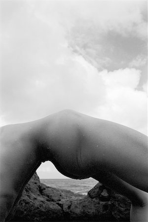 simsearch:695-05776036,k - Sexy nude Caucasian woman doing backbend on beach in Maui, Hawaii. Foto de stock - Super Valor sin royalties y Suscripción, Código: 400-03924820