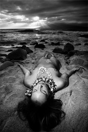 Young Caucasian nude woman wearing lei lying on beach in Maui, Hawaii, USA. Photographie de stock - Aubaine LD & Abonnement, Code: 400-03924881