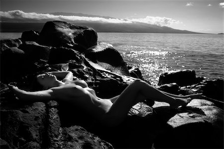 simsearch:400-04956611,k - Sexy Caucasian young adult woman sunbathing nude on rocks at Maui coast. Photographie de stock - Aubaine LD & Abonnement, Code: 400-03924901