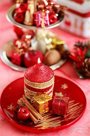 simsearch:400-03948093,k - Festive tabletop or table decoration for Christmas time in red tone Foto de stock - Royalty-Free Super Valor e Assinatura, Número: 400-03925022