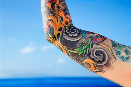 simsearch:400-04186416,k - Close up of tattooed woman's arm with Pacific Ocean in background in Maui, Hawaii, USA. Stockbilder - Microstock & Abonnement, Bildnummer: 400-03925185