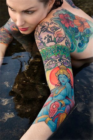 simsearch:400-04955255,k - Sexy nude tattooed Caucasian woman lying in tidal pool in Maui, Hawaii, USA. Stockbilder - Microstock & Abonnement, Bildnummer: 400-03925236