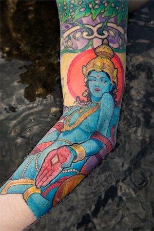 simsearch:400-04186416,k - Arm of tattooed Caucasian woman by tidal pool in Maui, Hawaii, USA. Stockbilder - Microstock & Abonnement, Bildnummer: 400-03925237