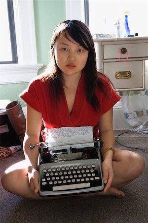 simsearch:400-03925541,k - Pretty Asian young woman sitting on floor in red robe holding typewriter. Foto de stock - Super Valor sin royalties y Suscripción, Código: 400-03925529