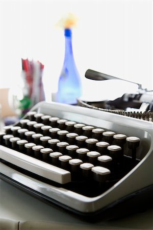 simsearch:400-03920996,k - Typewriter sitting on counter. Photographie de stock - Aubaine LD & Abonnement, Code: 400-03925547