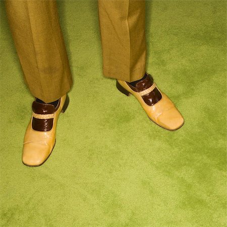 simsearch:400-04451365,k - Close-up of Caucasian mid-adult male feet in vintage shoes against green rug. Foto de stock - Super Valor sin royalties y Suscripción, Código: 400-03925747