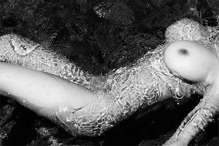 simsearch:400-04956678,k - Close up torso of young adult nude Caucasian woman in water in Maui. Foto de stock - Super Valor sin royalties y Suscripción, Código: 400-03925927