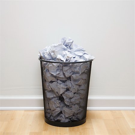 simsearch:400-03926061,k - Wire mesh trash can filled with crumpled paper. Foto de stock - Royalty-Free Super Valor e Assinatura, Número: 400-03926095