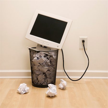 peur de la feuille blanche - Computer monitor in trash can surrounded by crumpled up paper. Photographie de stock - Aubaine LD & Abonnement, Code: 400-03926719
