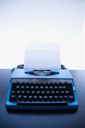 peur de la feuille blanche - Still life of blank sheet of paper in an old fashioned typewriter. Photographie de stock - Aubaine LD & Abonnement, Code: 400-03926713