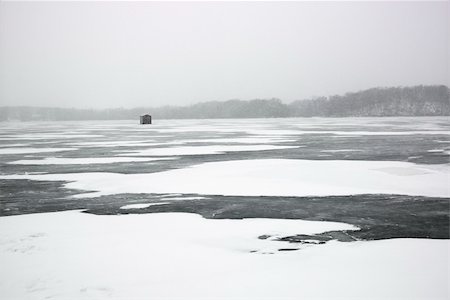 pêche dans la glace - Scenic of frozen lake with ice fishing shack in Green Lake, Minnesota, USA. Photographie de stock - Aubaine LD & Abonnement, Code: 400-03926741