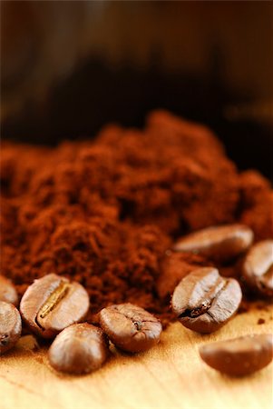 Macro image of coffee beans and ground coffee Foto de stock - Super Valor sin royalties y Suscripción, Código: 400-03926784