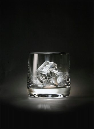 simsearch:700-06282068,k - A glass with ice cubes Photographie de stock - Aubaine LD & Abonnement, Code: 400-03928069