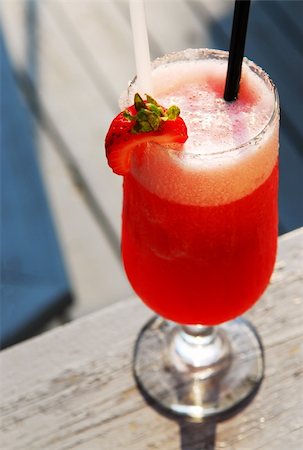 simsearch:600-09118306,k - Cold strawberry daiquiri beverage served on an outdoor patio Foto de stock - Super Valor sin royalties y Suscripción, Código: 400-03928409