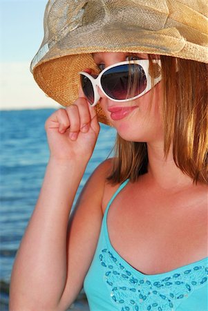 Teenage girl wearing hat and sunglasses on a summer beach Foto de stock - Super Valor sin royalties y Suscripción, Código: 400-03928415