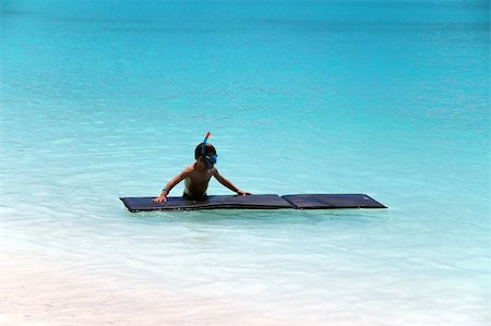 simsearch:841-03867922,k - little boy snorkeling with air mattress in the turquoise indian ocean Photographie de stock - Aubaine LD & Abonnement, Code: 400-03928496