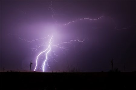 rayo de luz - Bolts of lightning strike and splinter off during a monsoon rain storm in the Arizona desert. Photographie de stock - Aubaine LD & Abonnement, Code: 400-03928584