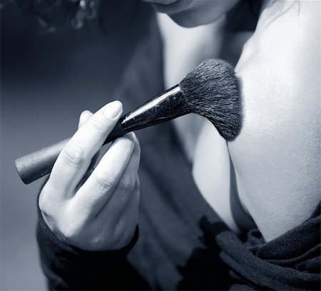 simsearch:614-06624476,k - Brush for a make-up in a female hand Foto de stock - Super Valor sin royalties y Suscripción, Código: 400-03928814