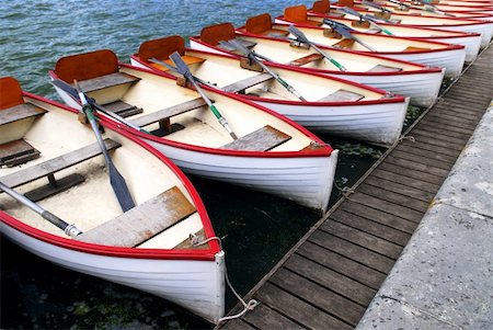 simsearch:6118-08521748,k - Row of docked wooden rowing boats for rent Foto de stock - Super Valor sin royalties y Suscripción, Código: 400-03928834