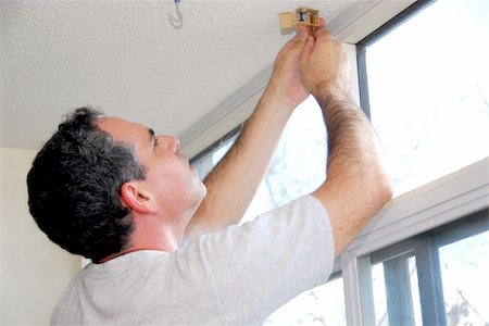 Man installing window blinds in a house Foto de stock - Super Valor sin royalties y Suscripción, Código: 400-03928848