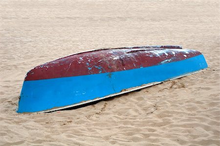 simsearch:400-03979337,k - a boat lying on a beach in spain Stockbilder - Microstock & Abonnement, Bildnummer: 400-03929267