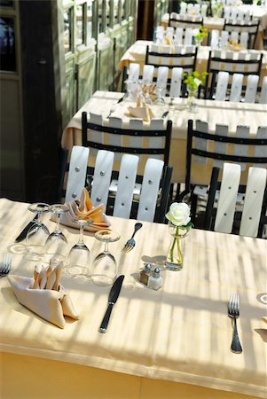 simsearch:632-09021551,k - Sunlit restaurant patio with several set tables Stockbilder - Microstock & Abonnement, Bildnummer: 400-03929386