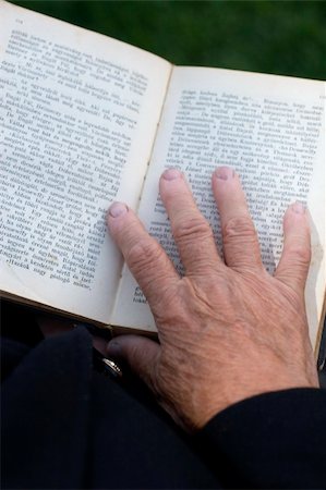 simsearch:400-04549198,k - Senior's hands on old book Photographie de stock - Aubaine LD & Abonnement, Code: 400-03929406