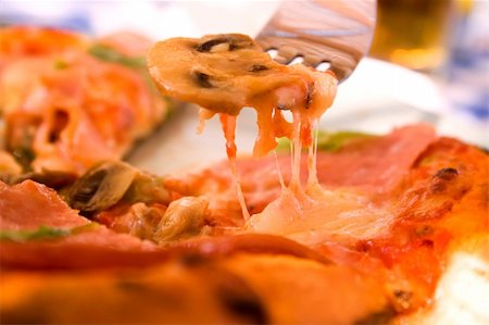 One bite of pizza, mushroom on the fork Photographie de stock - Aubaine LD & Abonnement, Code: 400-03929773