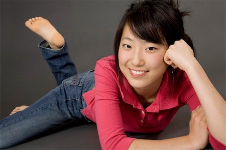 simsearch:400-04960190,k - Asian Teenage girl posing on gray background with some attitude Photographie de stock - Aubaine LD & Abonnement, Code: 400-03929820