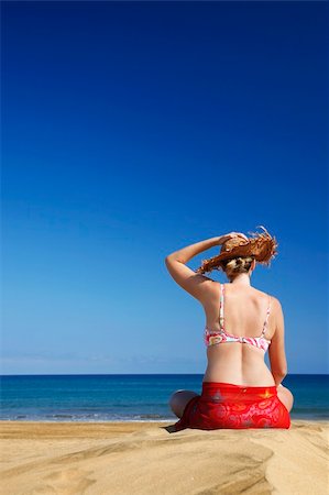 simsearch:6109-06195297,k - Woman sitting on empty sand beach with blue sky Foto de stock - Super Valor sin royalties y Suscripción, Código: 400-03920316