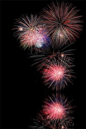 simsearch:614-01593439,k - Firework display at night with water reflection Fotografie stock - Microstock e Abbonamento, Codice: 400-03920639