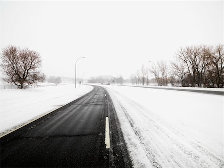 snow road horizon - Snow covered road in MIdwestern, USA. Foto de stock - Super Valor sin royalties y Suscripción, Código: 400-03920911