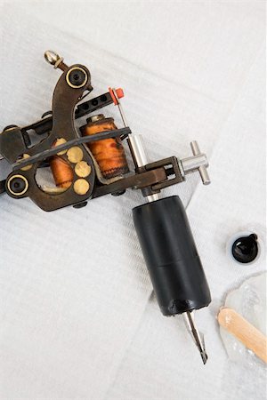 Close up shot of tattoo gun and black ink. Stockbilder - Microstock & Abonnement, Bildnummer: 400-03920996