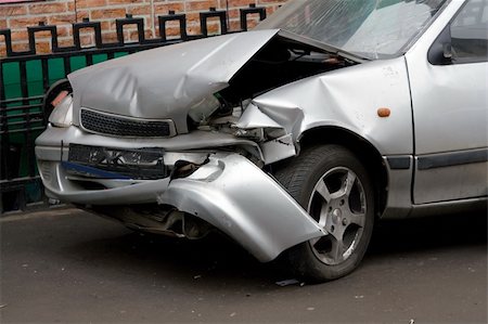 simsearch:400-07421205,k - The Wrecked Car. Front of damaged auto. Stockbilder - Microstock & Abonnement, Bildnummer: 400-03921075
