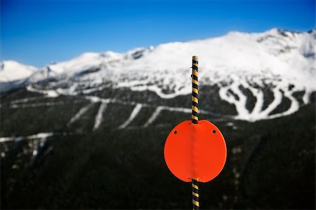 ski trail - Red sign with ski slopes in background. Photographie de stock - Aubaine LD & Abonnement, Code: 400-03921733