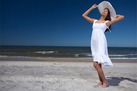 simsearch:400-08131957,k - 20-25 years old Beautiful Woman on the beach, wearing hat Foto de stock - Royalty-Free Super Valor e Assinatura, Número: 400-03922182