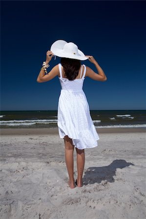 simsearch:400-08131957,k - 20-25 years old Beautiful Woman on the beach, wearing hat Foto de stock - Royalty-Free Super Valor e Assinatura, Número: 400-03922183