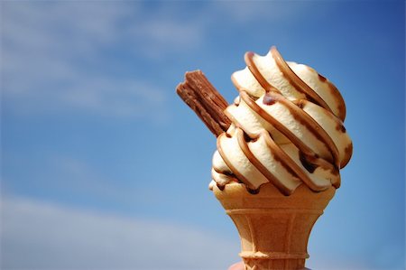 simsearch:400-03948341,k - A chocolate icecream in summer Photographie de stock - Aubaine LD & Abonnement, Code: 400-03922458