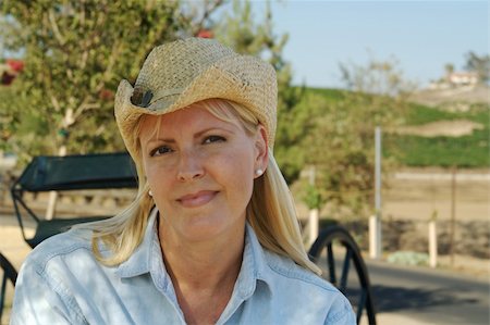 réservé (privé) - Cute Cowgirl Wearing in Country wearing cowboy hat. Photographie de stock - Aubaine LD & Abonnement, Code: 400-03922844