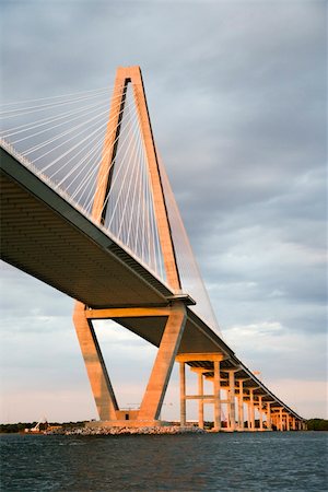 Cooper River Bridge in Charleston, South Carolina. Foto de stock - Super Valor sin royalties y Suscripción, Código: 400-03923125