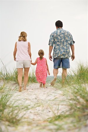 simsearch:400-03923192,k - Caucasian mid-adult man and woman walking with female child toward beach. Foto de stock - Super Valor sin royalties y Suscripción, Código: 400-03923206