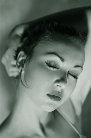 simsearch:614-06897685,k - Portrait of the sleeping girl close-up Photographie de stock - Aubaine LD & Abonnement, Code: 400-03923229