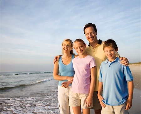 simsearch:400-03923192,k - Portrait of Caucasian family of four posing on beach looking at viewer smiling. Foto de stock - Super Valor sin royalties y Suscripción, Código: 400-03923418