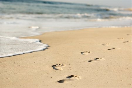 simsearch:400-03923118,k - Scenic sandy coastline with footprints and waves. Fotografie stock - Microstock e Abbonamento, Codice: 400-03923542